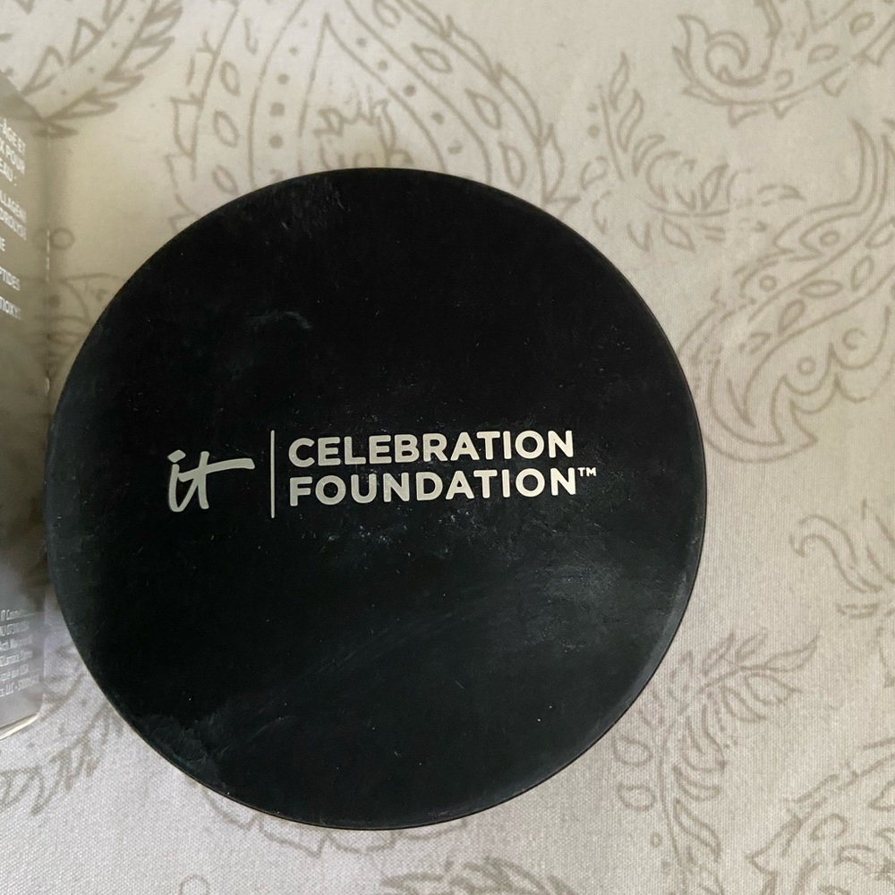 IT Cosmetics Black and Cream Celebration Foundation In Fair - Picture 4 of 9